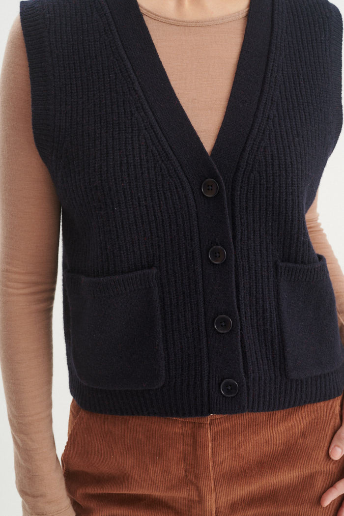 basic-apparel-liz-vest-strickweste-navy-merinowolle image 4