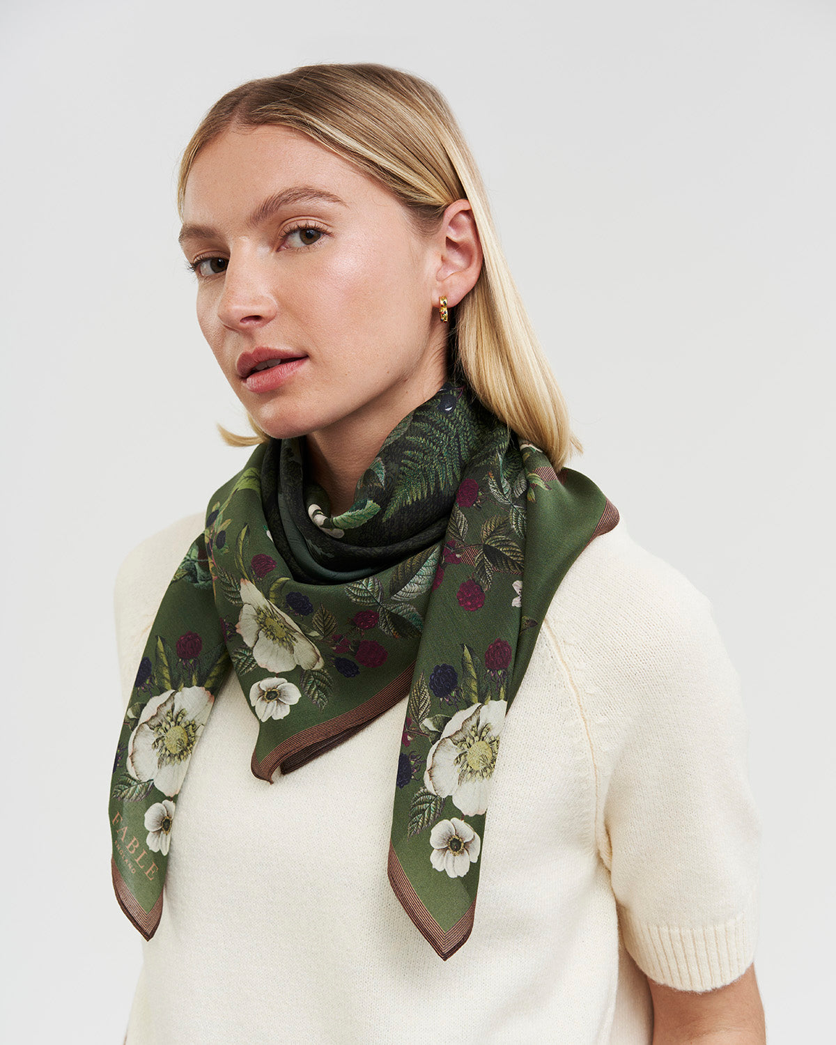 fable-england-scarves-orla-narrative-tuch-khaki-quadrat image 2
