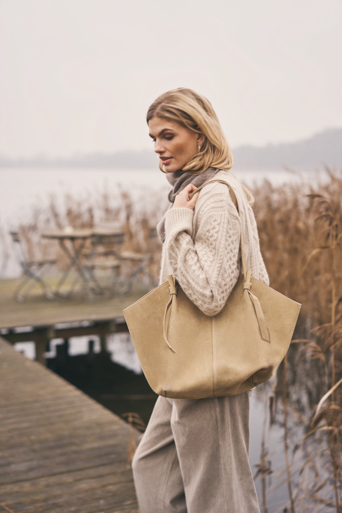 care-by-me-emma-bag-tasche-chocolate-wildleder-laptop image 4