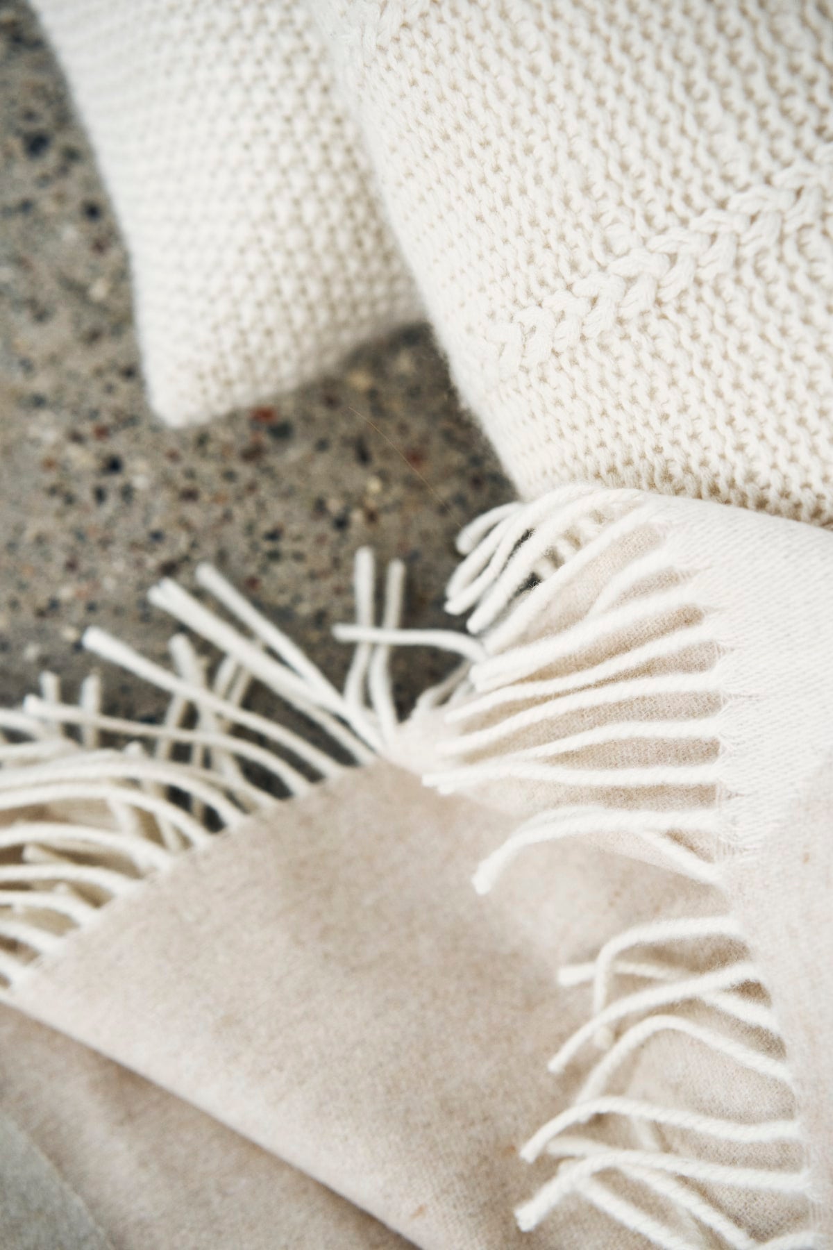 care-by-me-interior-big-lotus-throw-wolldecke-braun-130x180 image 1