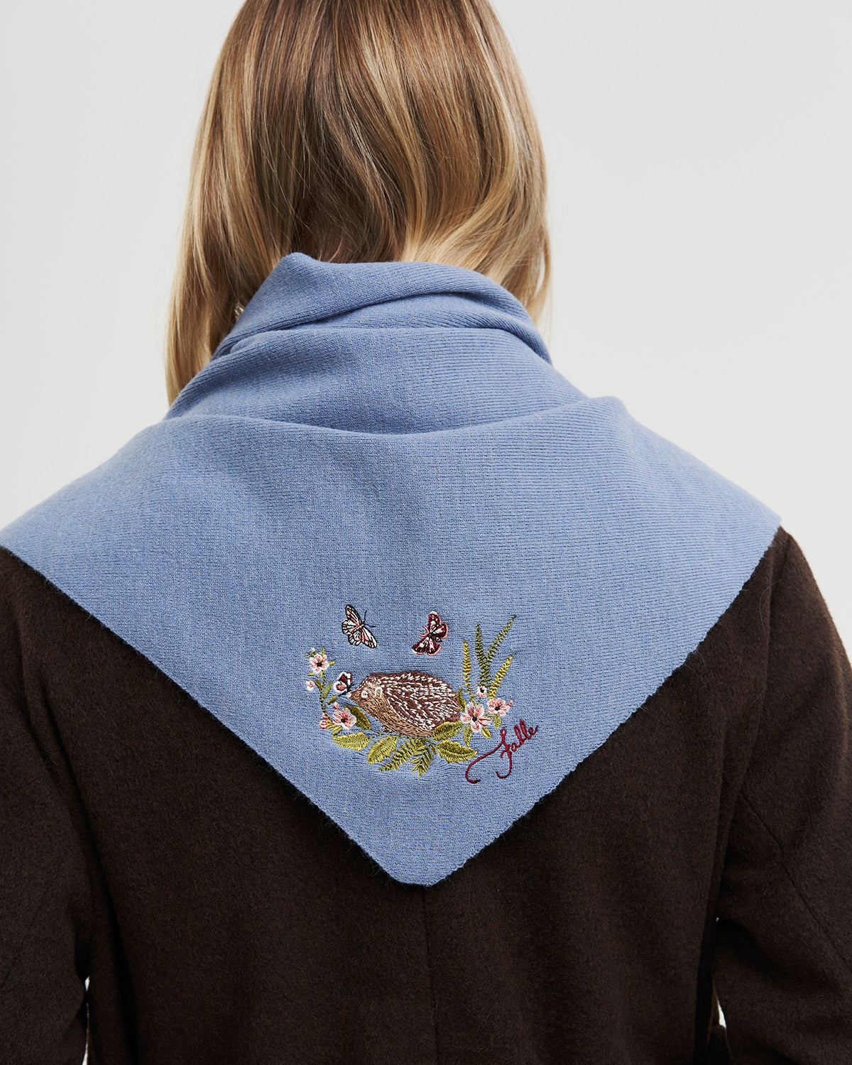 fable-england-hedgehog-dreieckstuch-blau-strick-igel image 2