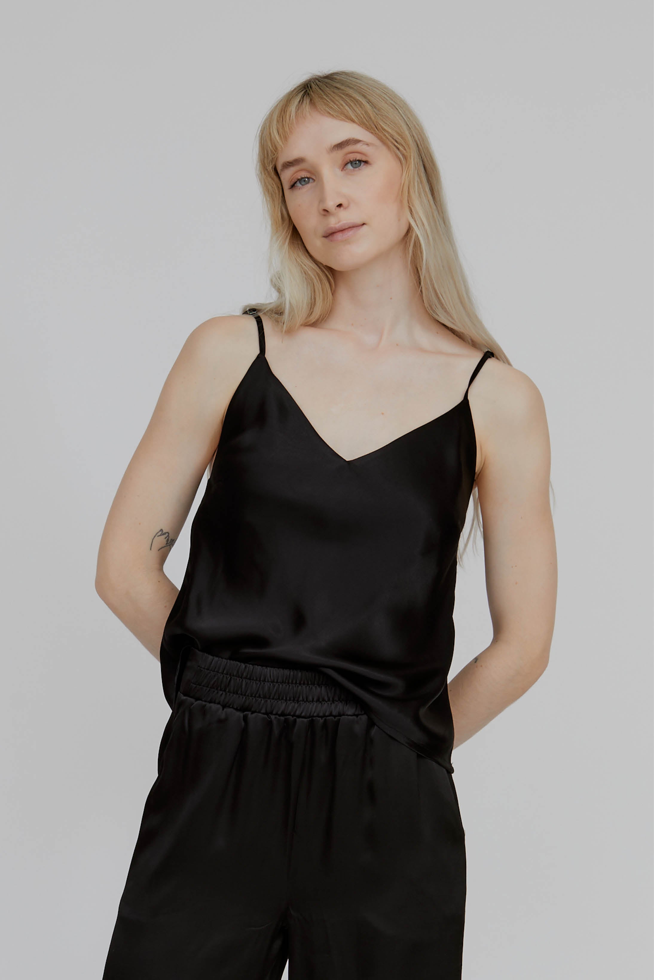 basic-apparel-flora-strap-top-schwarz-viskose-v-ausschnitt image 1