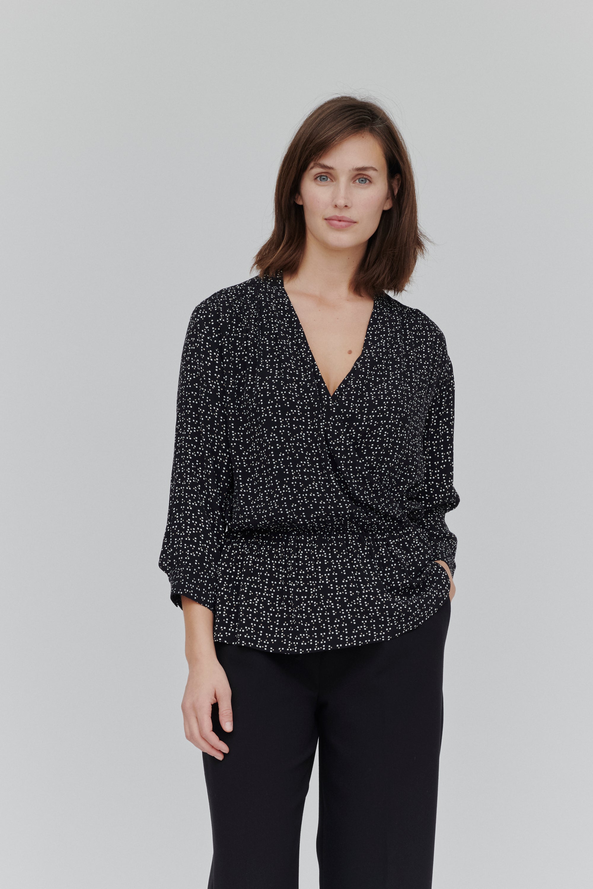 basic-apparel-laurel-bluse-pixel-print-black-viskose image 2