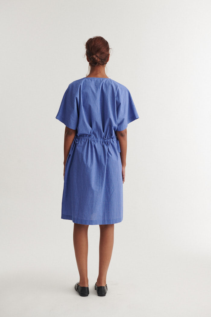basic-apparel-chane-dress-kleid-blau-bio-baumwolle-taschen image 4