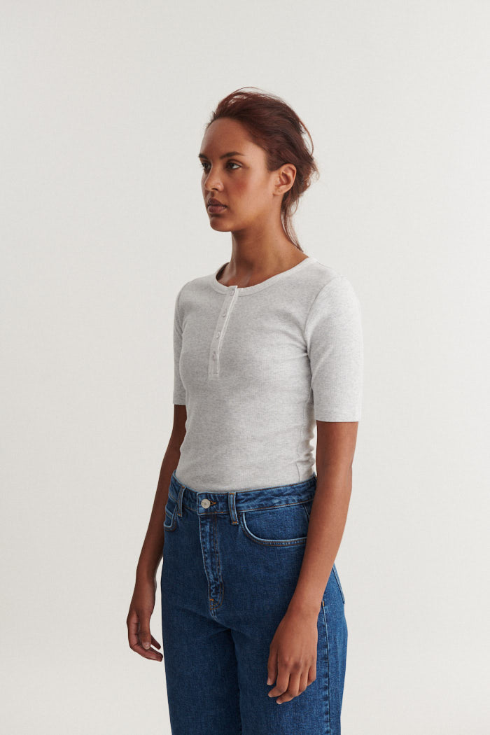 basic-apparel-ludmilla-ss-granddad-top-grau-bio image 2