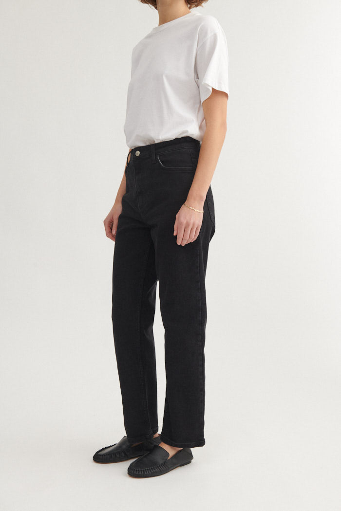 basic-apparel-ellen-black-jeans-black-mom-jeans-bio-baumwolle image 2