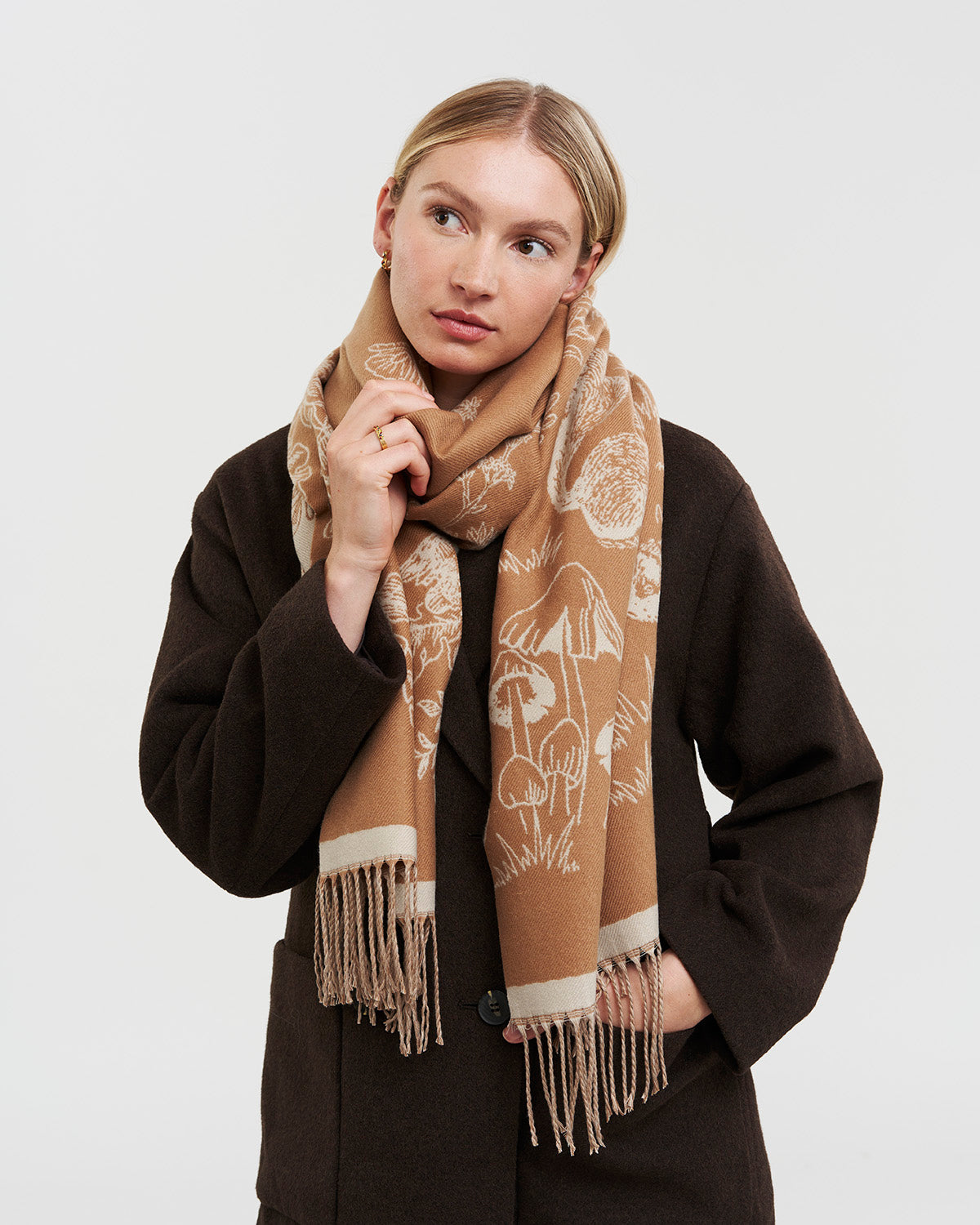 fable-england-woodland-winterschal-tan-karo-jacquard image 2