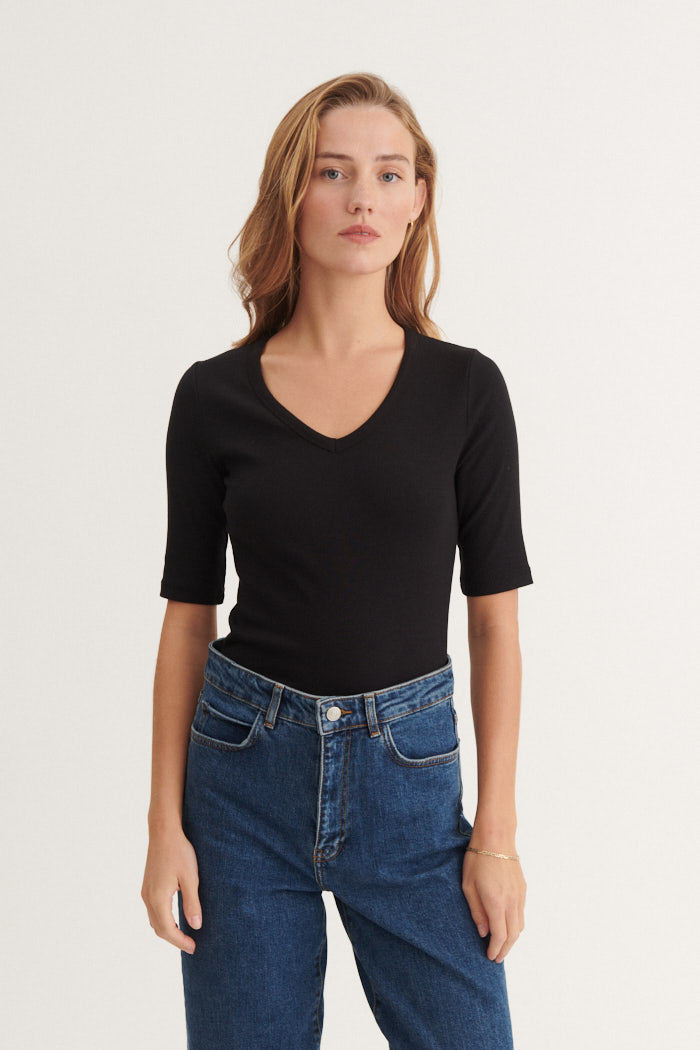 basic-apparel-ludmilla-v-neck-t-shirt-schwarz-bio-baumwolle image 1