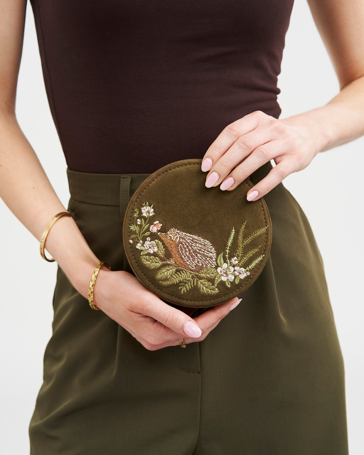 fable-england-igel-schmuckkasten-rund-khaki-wildleder-bestickt image 2