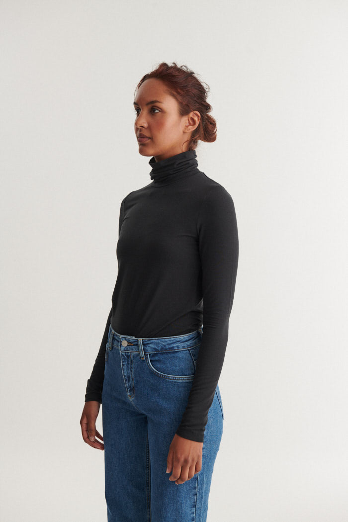 basic-apparel-joline-t-neck-shirt-schwarz-tencel-rollkragen image 2