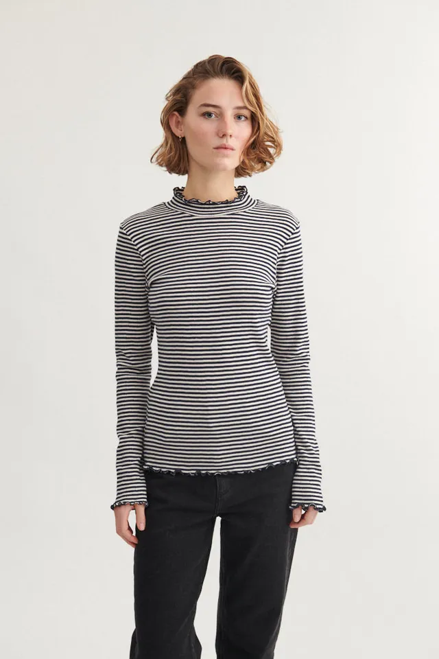 basic-apparel-silma-high-neck-t-shirt-sky-captain-bio-baumwolle image 1