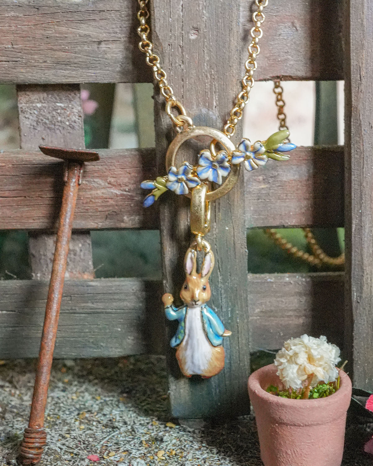 fable-england-x-peter-rabbit-forget-me-not-halskette-gold-toggle image 2