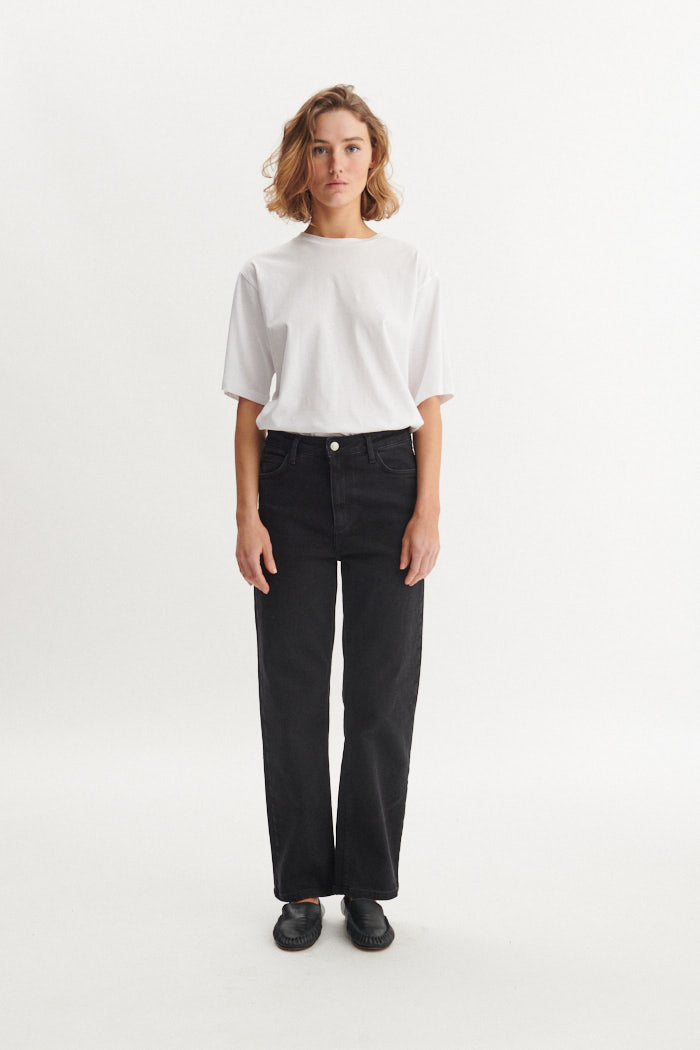 basic-apparel-ellen-black-jeans-black-mom-jeans-bio-baumwolle image 6