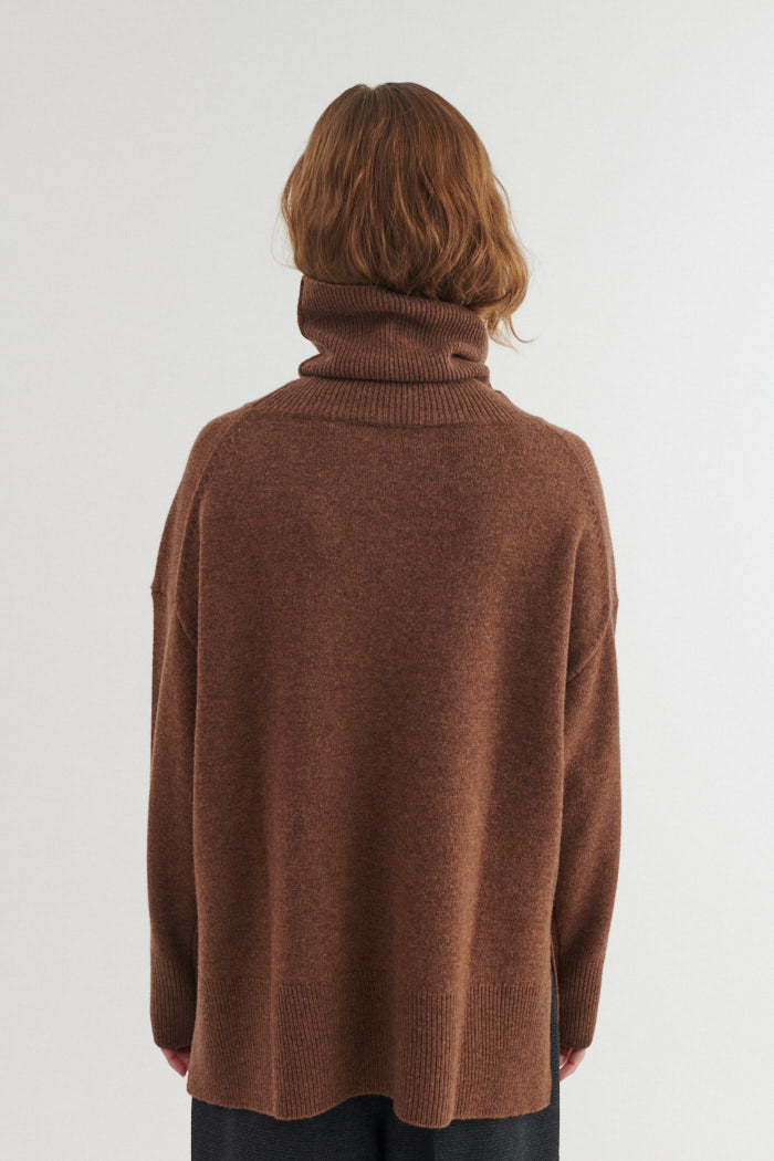 basic-apparel-liz-t-neck-pullover-fondue-fudge-merino-oversize image 3