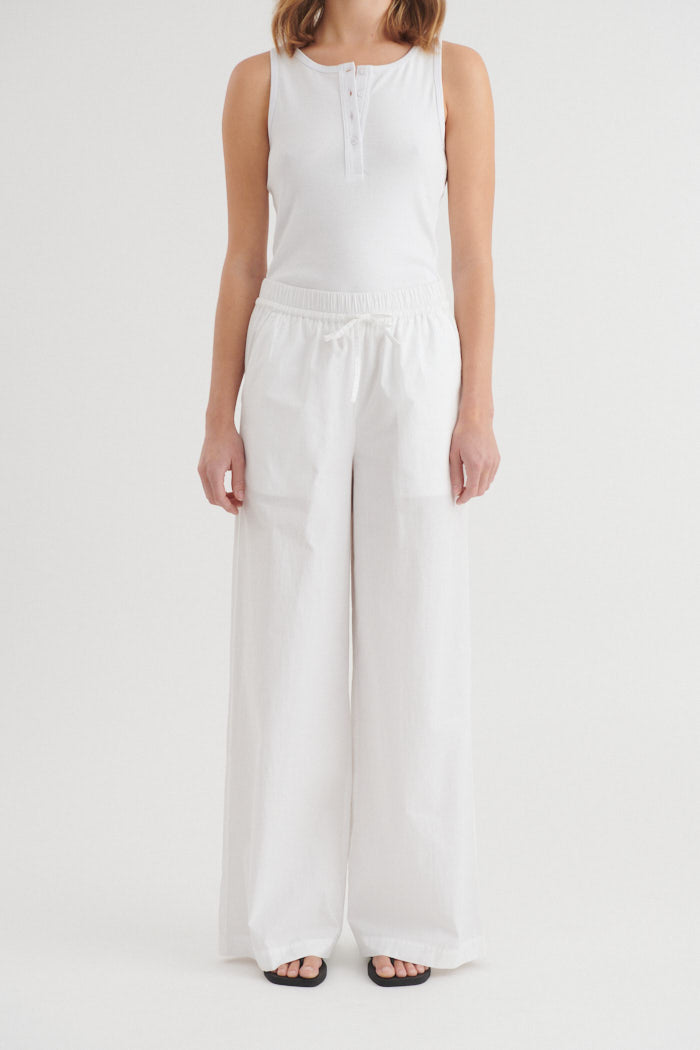 basic-apparel-ida-hose-bright-white-bio-baumwolle-weites-bein image 1