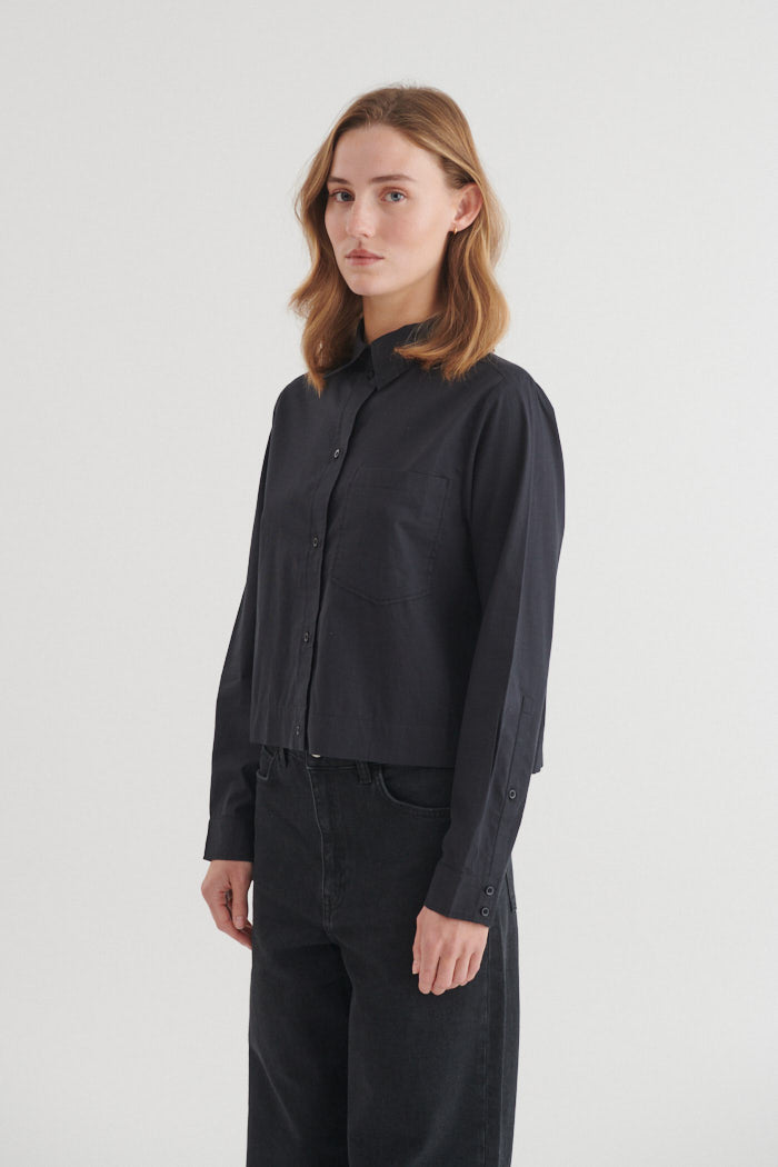 basic-apparel-silje-cropped-shirt-damen-schwarz-bio-baumwolle image 2